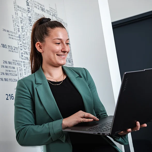 Employés dans un laboratoire informatique